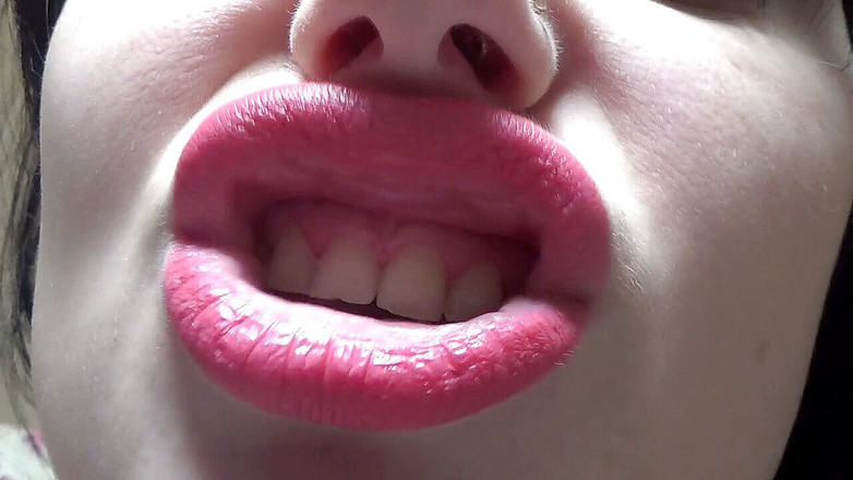 Goddess Misha Goldy: 亲吻和鸭脸与粉红色的大嘴唇