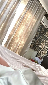 Fantezie cu satin cu matură sexy dominantă aurie, adânc în gât, scuipat, spermă pe jachete și orgasm