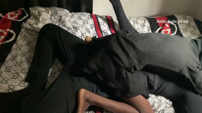 Petite Erotic Africa: Lovet cavalga totalmente vestido