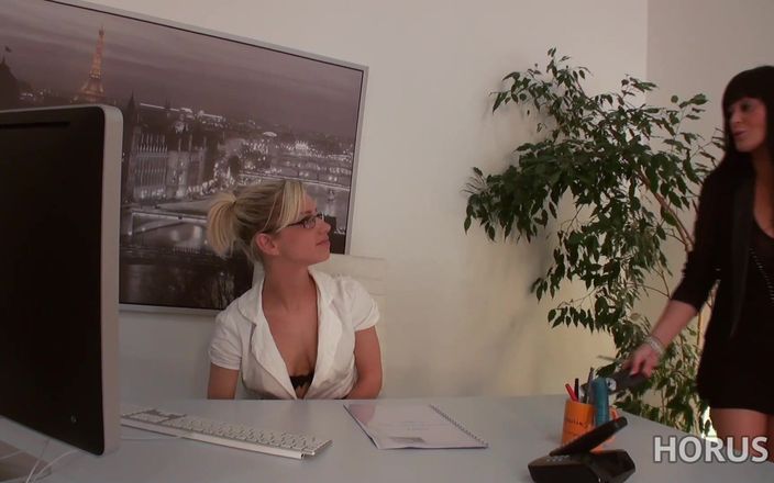 Horus X: Britney la jolie Française se fait baiser par son patron...