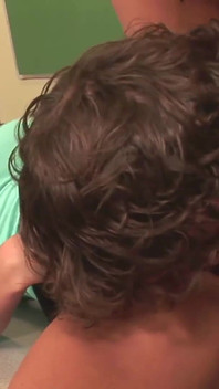 Nena rubia con tetas alegres follando en un escritorio