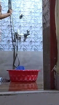 Po seksie z mężem, szwagierka (bhabhi) zaczęła się intymnie z jej szwagra (devar) w łazience.