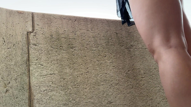 No panties TV: セクシーなホットタイトパイパン小柄なブルネットがバルコニーでパンティーを脱いで短いスカートの下に何があるかを見せる