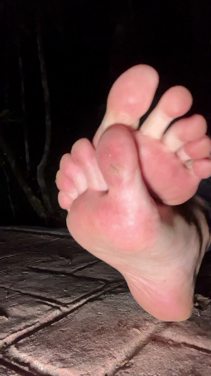 Jasmine Flowers: Sensual satisfação com sujo descalça