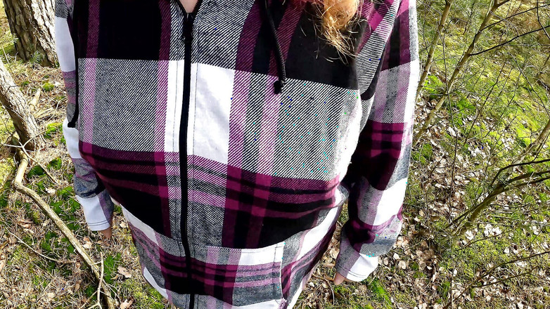 Bouncy Tits Action: 알몸으로 하이킹하는 동안 젖꼭지를 때리기