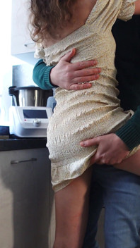 Meine frau sah so sexy aus, also fickte ich sie in der küche