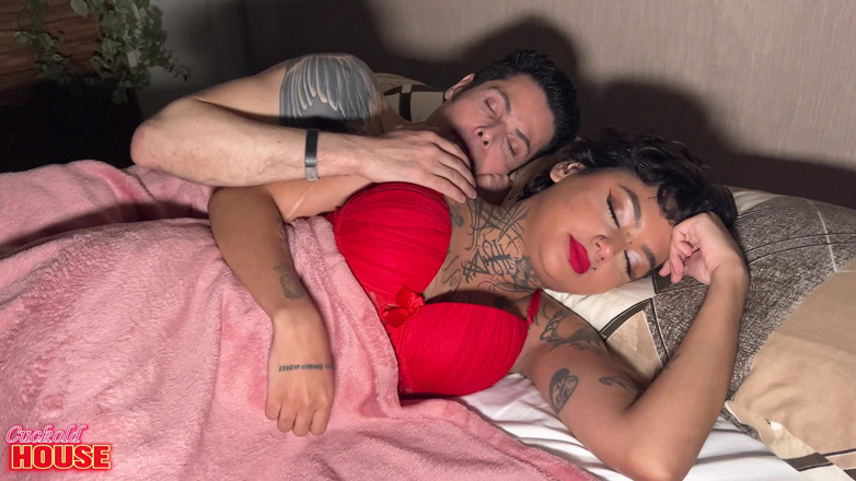 CuckoldHouse: Stygg tjej vaknar upp sin cuckolded pojkvän för en trekant...