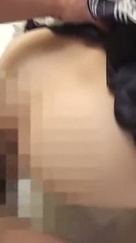 La cameriera bruna teenager viene scopata in profondità prima di un massiccio facciale