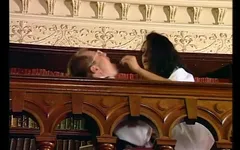 Pikhongerige brunette sloot zich aan bij anale actie voor harde lullen