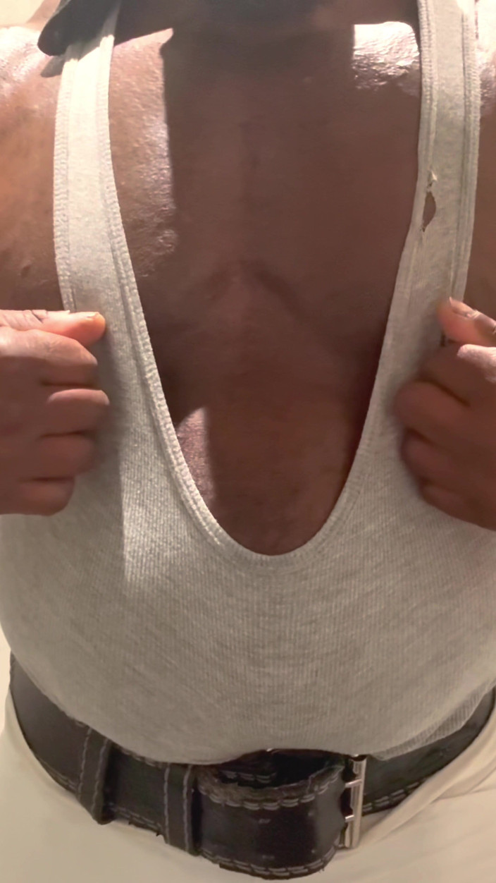 Black mature muscle Brody Richardson: Mẹ kế cơ bắp đen tiết lộ singlet bate xuất tinh...