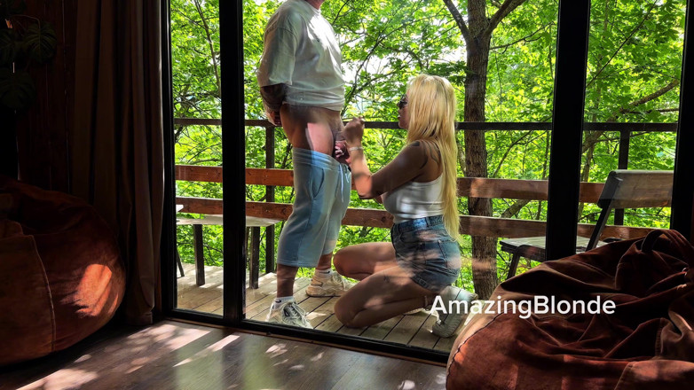 Amazing Blonde: Hotel mewah, hutan liar, dan blowjob berair di sebelah kaca