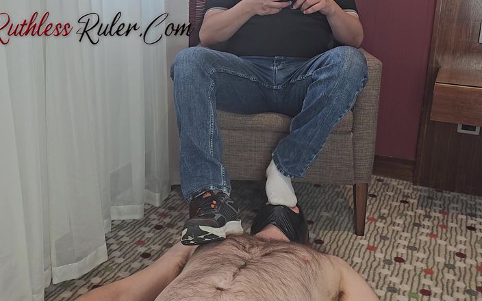 Ruthless ruler - maledom: Sabah ayakları ve tükürük yalayıcı erkek sürtük