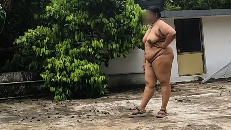 Anne Ipe: Naughty Nudist From India Relaxing Outdoor Naked, Eating Fresh Fruit...