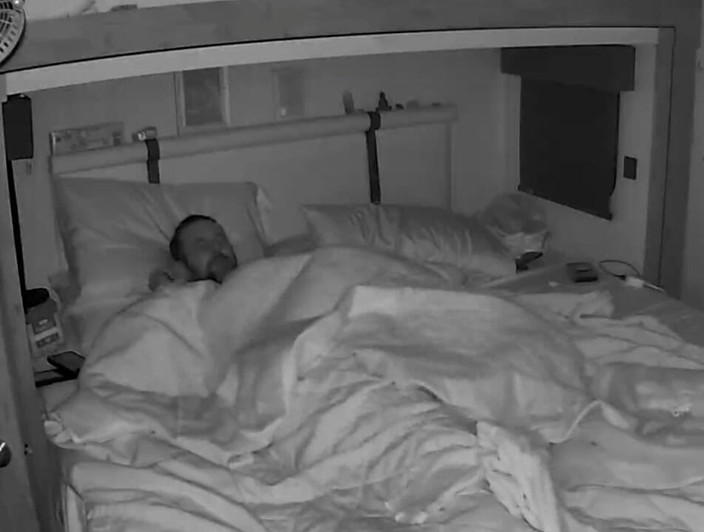 KittieNoOne: 손가락으로 먹고 따먹히는 발정난 마누라