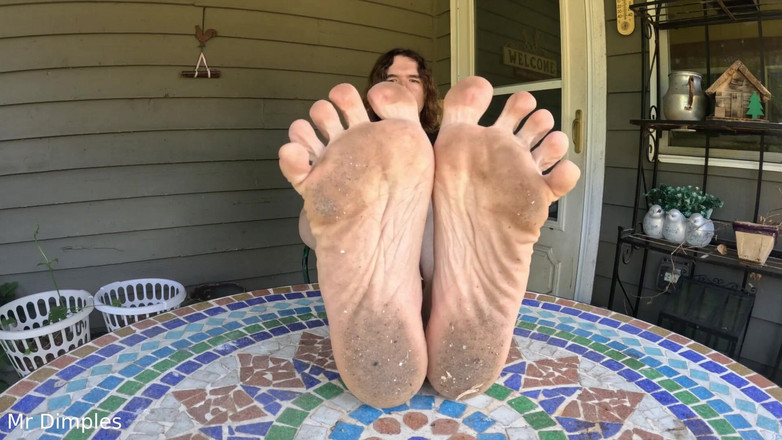 Mr Dimples: 내 더러운 발을 과시하다