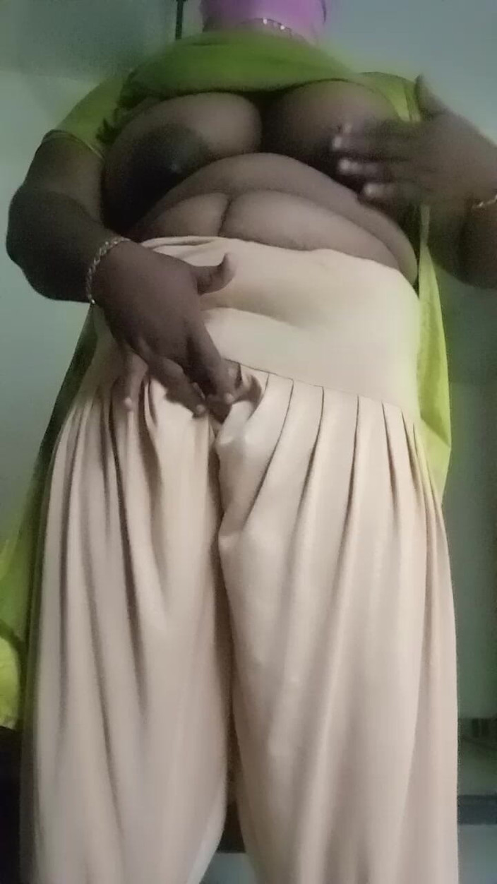 Bedroom: Indická tetička se obléká v ložnici