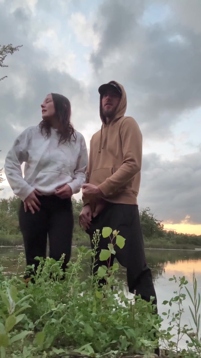 Mya Lane: Casi Atrapado Follando Junto Al Lago