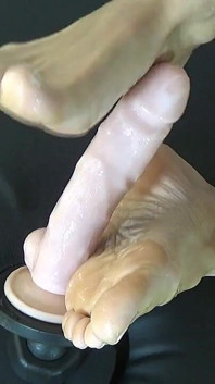 Mi masturbo un dildo con belle gambe
