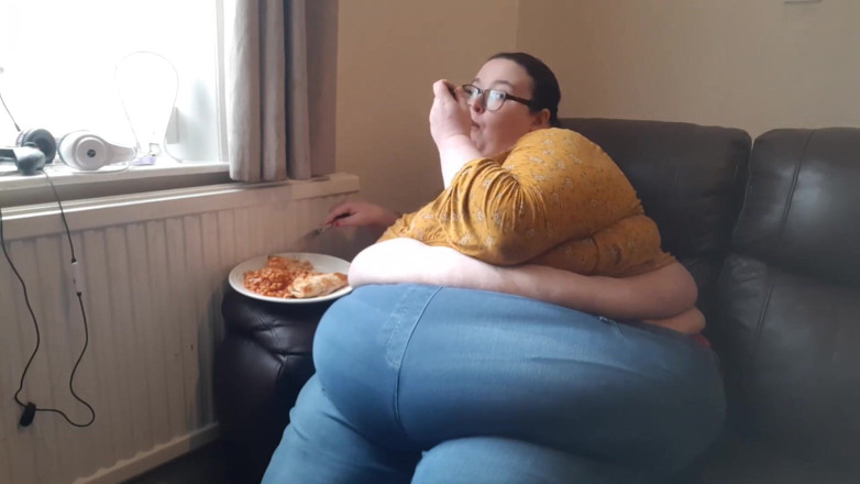 SSBBWLadyBrads: SSBBW bụng khổng lồ trong khi ăn trên ghế sofa