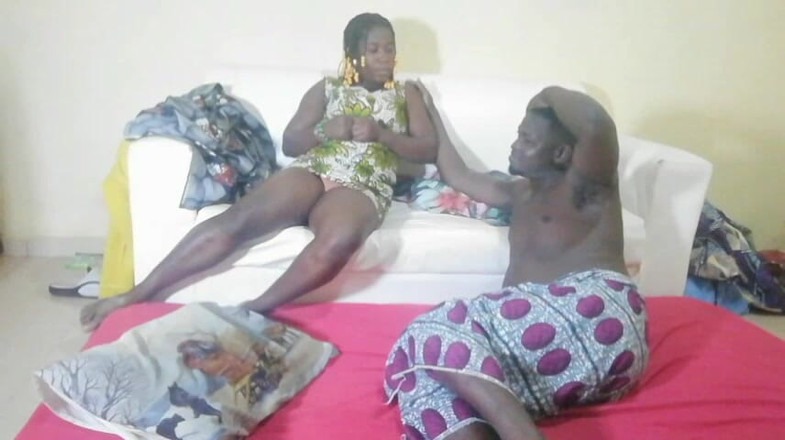 Pornsexlive: 隣人は夫が礼拝に出席している間に下着を見せてくれました