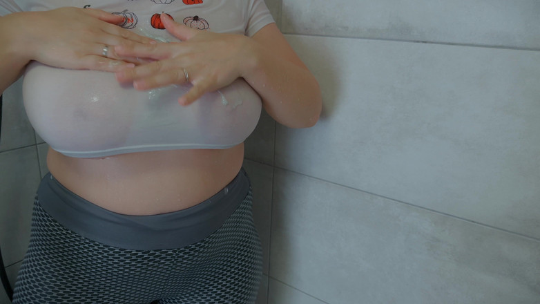 Mrs Wetslavs: Baculatá Milfka V Oblečení Ve Sprše. Vodní Masturbace.