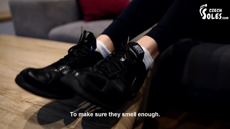 Czech Soles - foot fetish content: Eliška zeigt ihre verschwitzten turnschuhe, socken und füße - POV