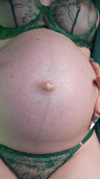 La pancia incinta di 9 mesi è così enorme! GuardaLo