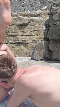 Uppfödning av min kåta styvbror på Crusining Beach offentlig utomhus smuts