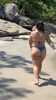 人気のないビーチのトレイルで、Tバックビキニ姿のホットなブルネットの女性たちが美味しい