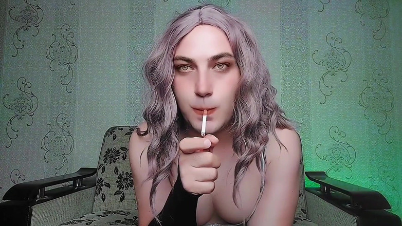 Kitty_Cross: Adorável beleza trans amarrando cabelo com fita