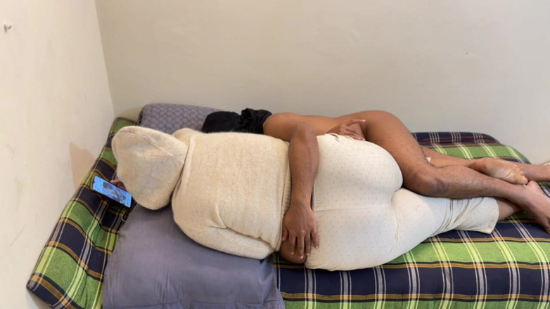 Aria Mia: Vakna upp på morgonen och ha sex med styvmamma i...