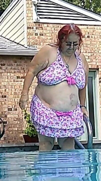 Y tá vicki mô hình bikini mới của cô ấy bên hồ bơi khoe bạn sau đó