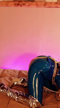 58 Min!! Latex-bondage-lesben-video! Sexy blondine pin-up MILF arya im Gummi-catsuit, backstages