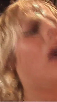 펍에서 대물 자지에 따먹히는 거유의 미시 마누라