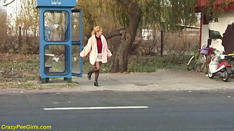 Crazy pee girls: Naylon kadın sokakta işiyor