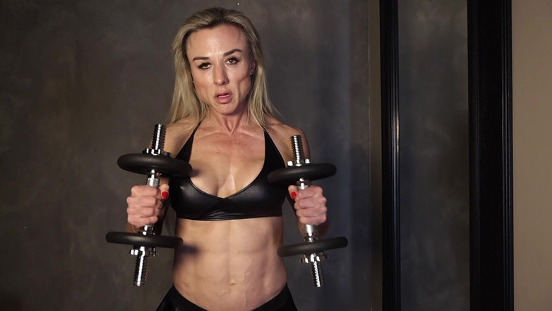 Gianna: Gespierde godin geolied, flex en neukt dumbell aan het einde