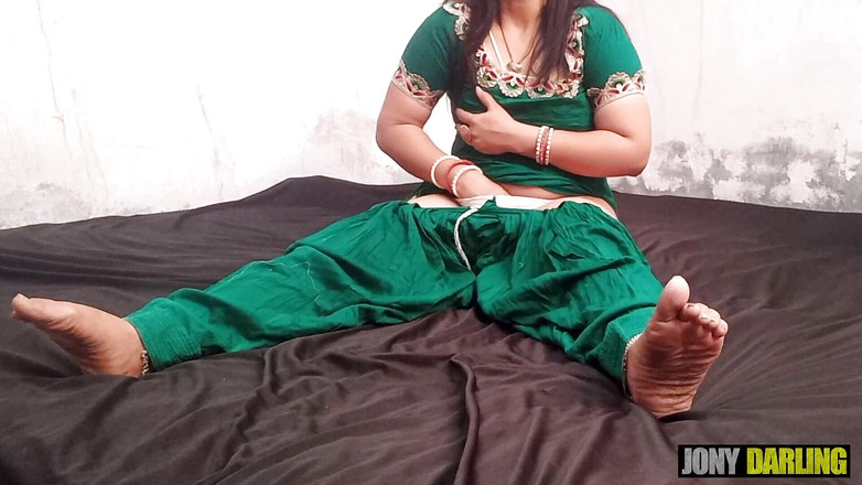 Jony Darling: 彼女は義理の息子の名前で彼女の猫を指で弄っていました。彼は彼女を現行犯で捕まえ、彼女を残しました、最愛の人。