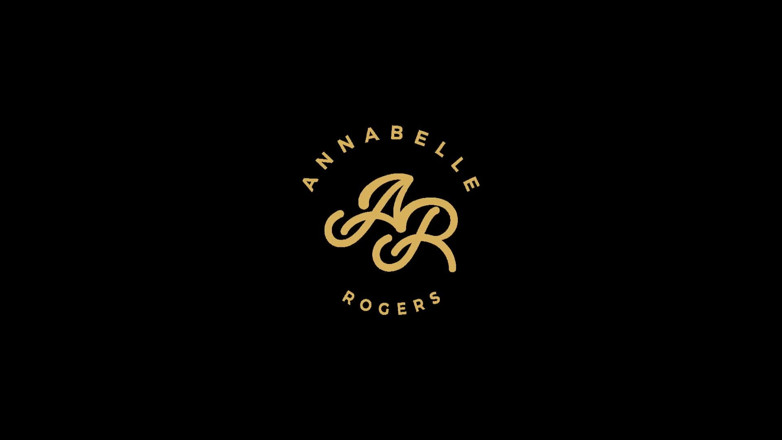 Annabelle Rogers: Nic než nahé punčocháče