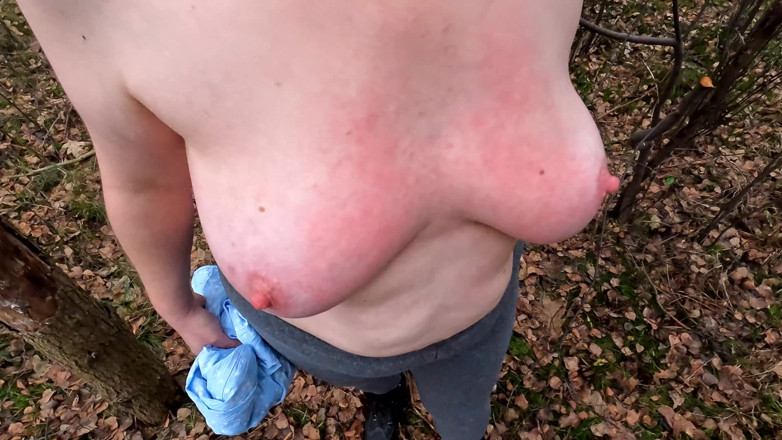 Bouncy Tits Action: Bugil di hutan - cambuk toket