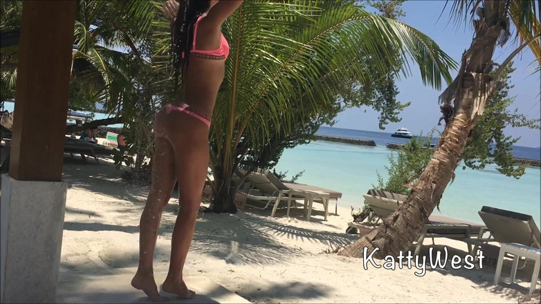 Katty West: Opalona Katty West na Malediwach