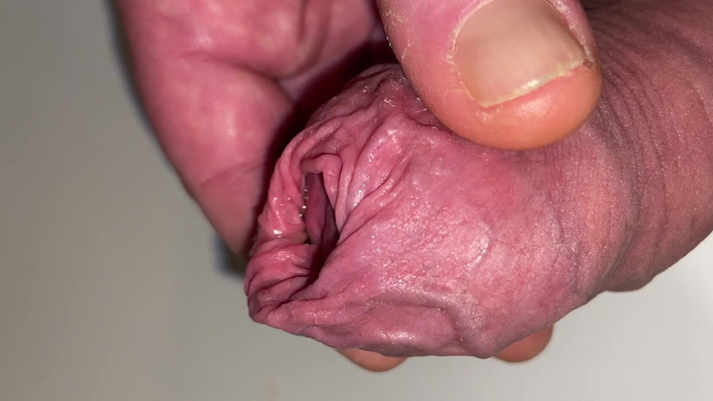 Foreskinguy: Voorhuid pissend en klaarkomen