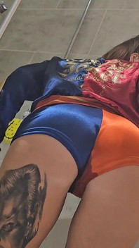 Pișându-mă prin ținuta mea Harley Quinn