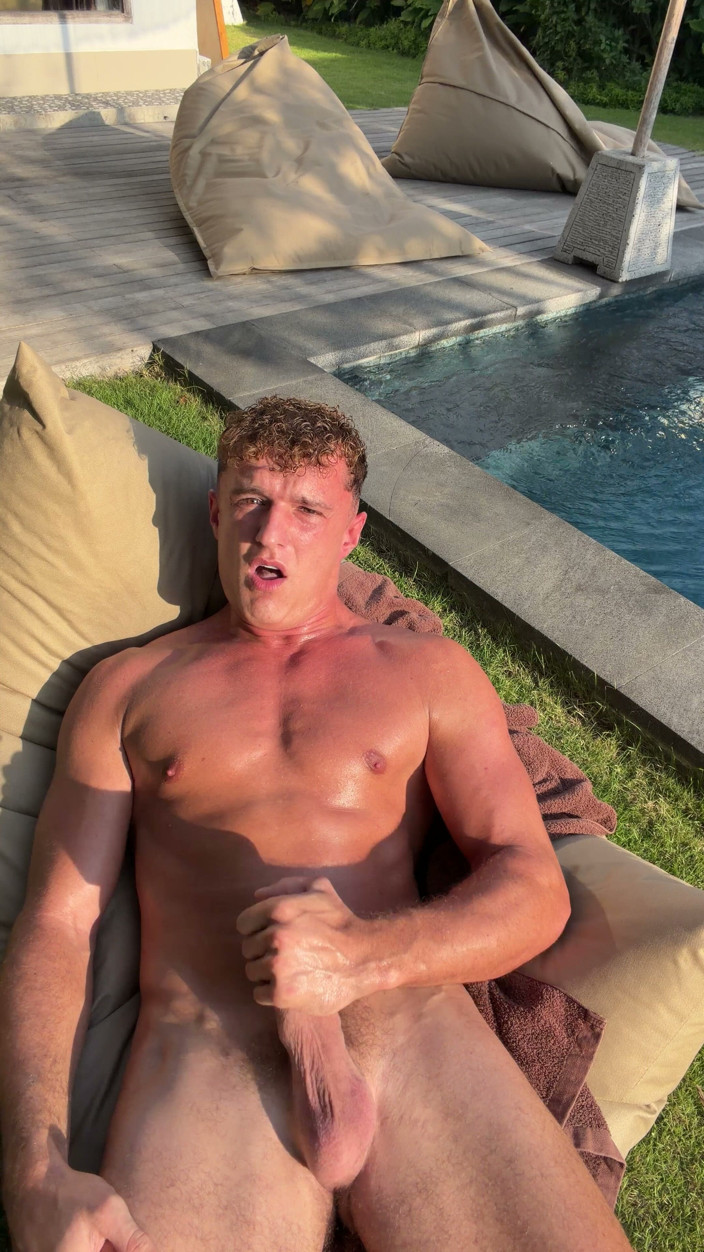 Jak White: M-ai găsit lângă piscină adulmecându-ți lenjeria intimă