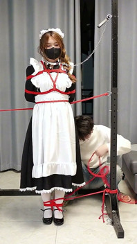 สายรัดยืนของสาวใช้ผสานกับขาเหล็ก