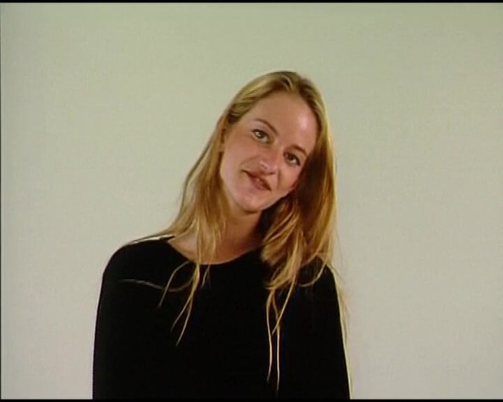 Deutsche Madchen: ドイツ出身の上品な美女が完璧な衣装を脱いだが、ランジェリーはそのままだ