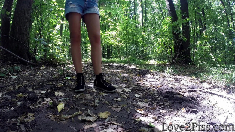 Love 2 Piss: Mengelap pepek dengan daun