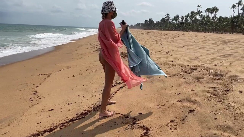 Batty Lux: Paseando y tomando el sol desnudo en la playa