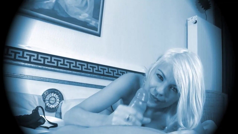 German Porn: Heiße blondine mit riesigen titten masturbiert vor typ mit großem...