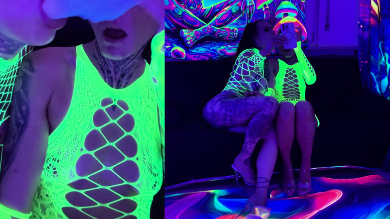 MissAlessaMilano: Neon Light with 2 Crazy Girls