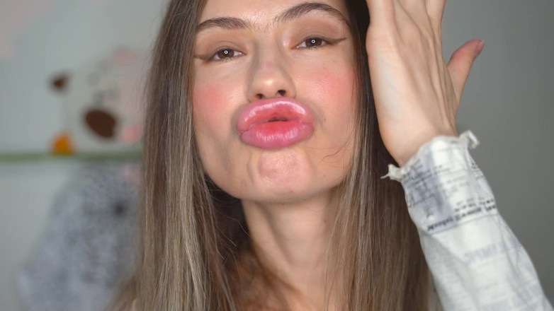 Rarible Diamond: Sexy mädchen lippen riechende freundin